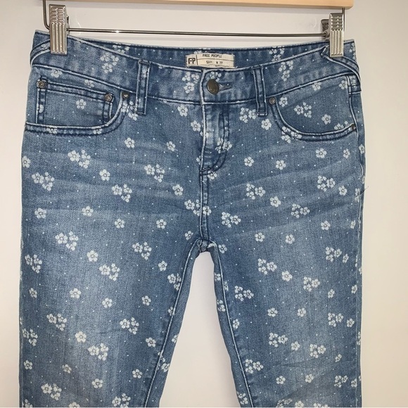 Free People  Ditsy Floral Jeans Women’s Size 27 Blue Ankle Crop Skinny‎ Boho - Picture 3 of 9